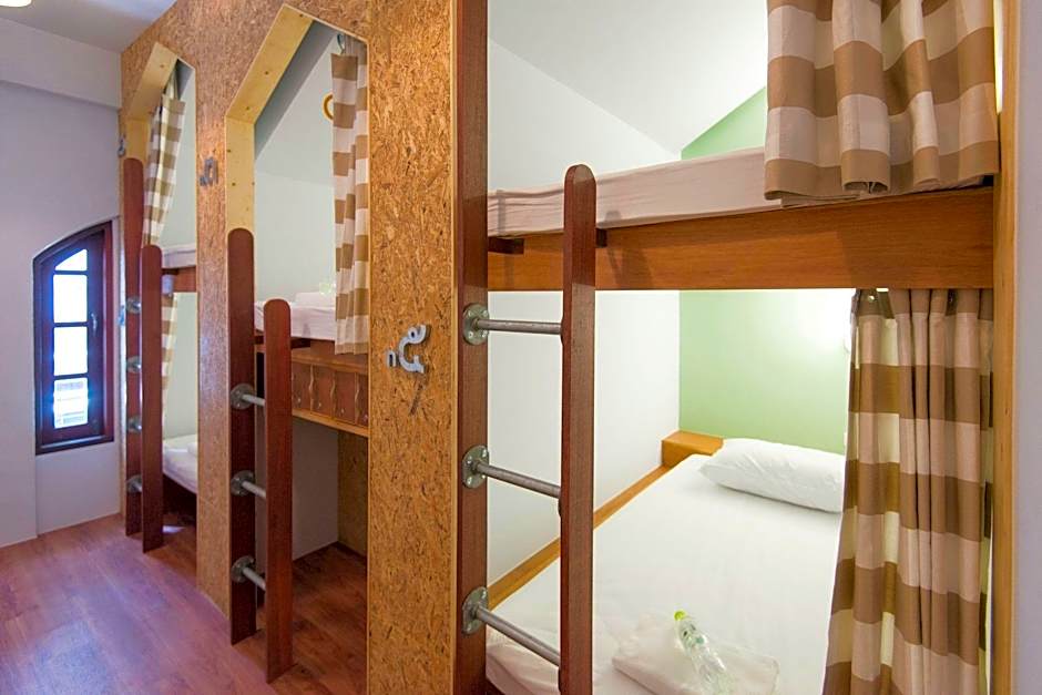 Barn & Bed Hostel