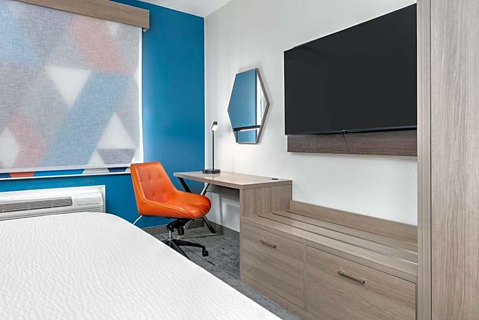 Holiday Inn Express Hotel & Suites Winnie By IHG