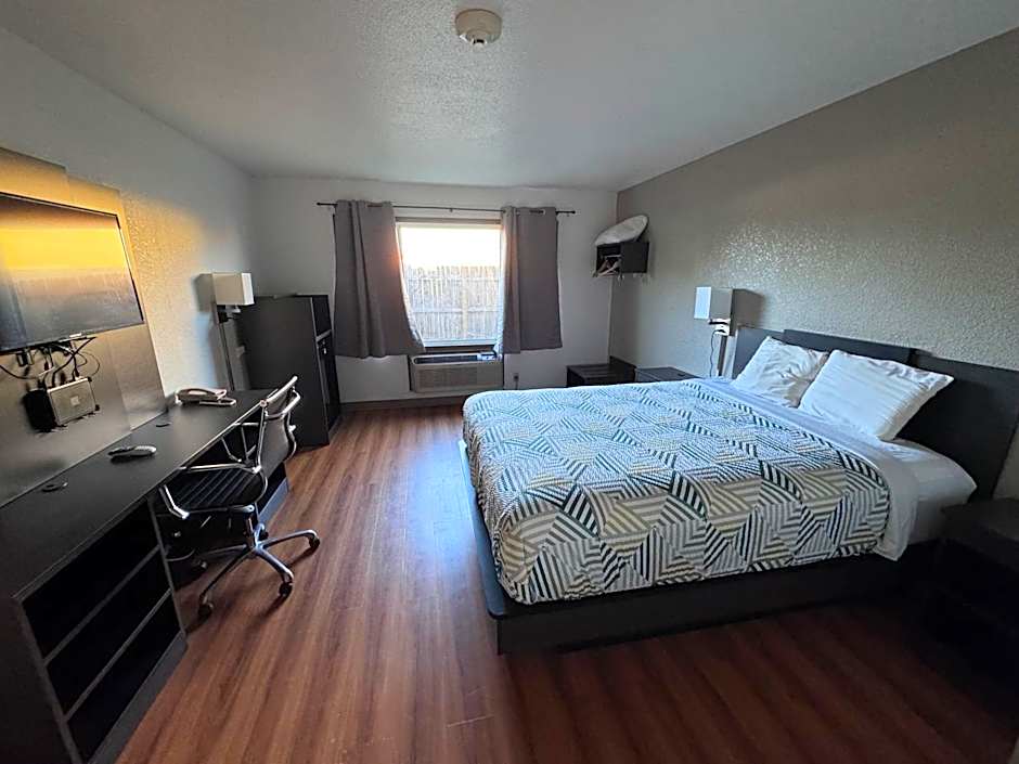 Photo 1 of 3 of 1 Queen Bed, Accessible