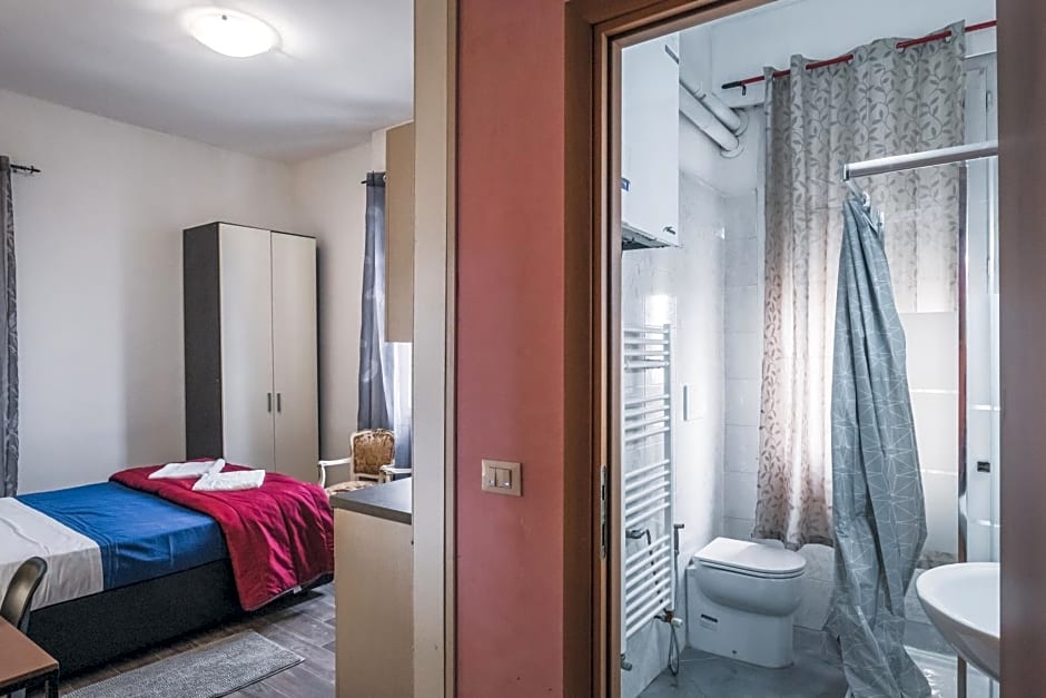 Bulldog Station Apartments with private WC, AC, TV