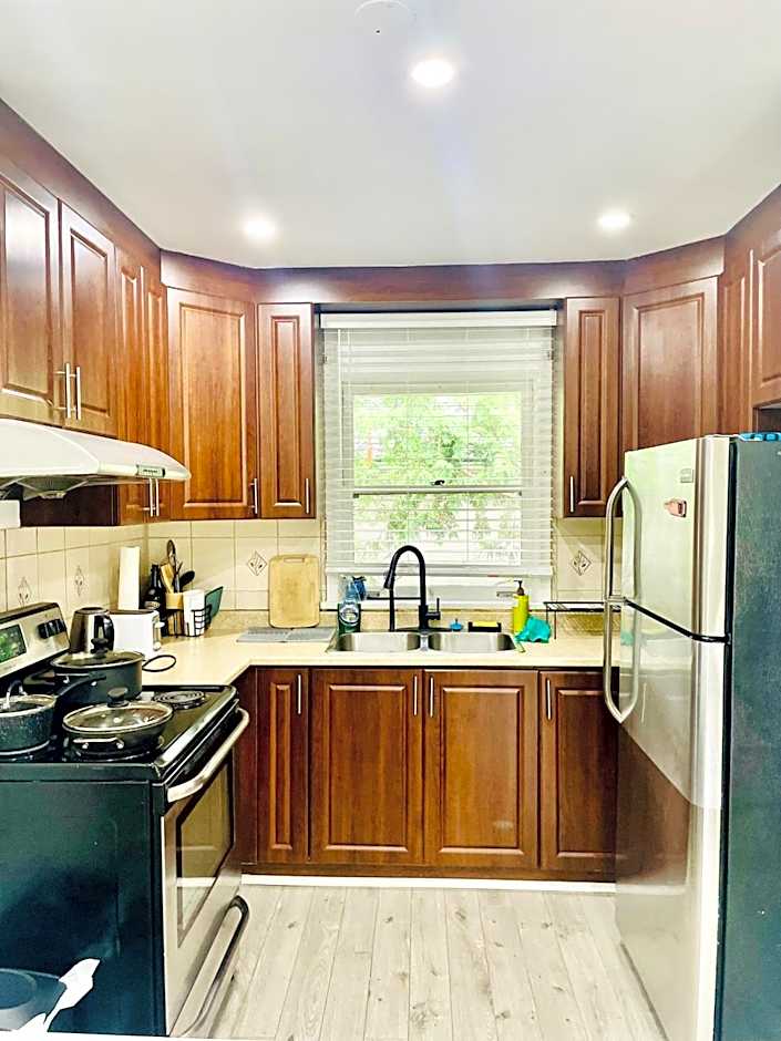 Vacation house Entire floor Kids yard walk 2 subway