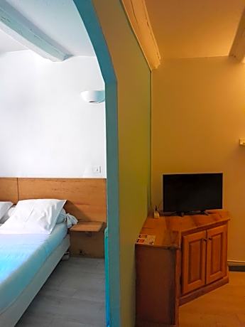 Family Room (2 Adults + 2 Children)