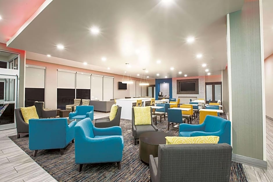 La Quinta Inn & Suites by Wyndham Tulsa Broken Arrow