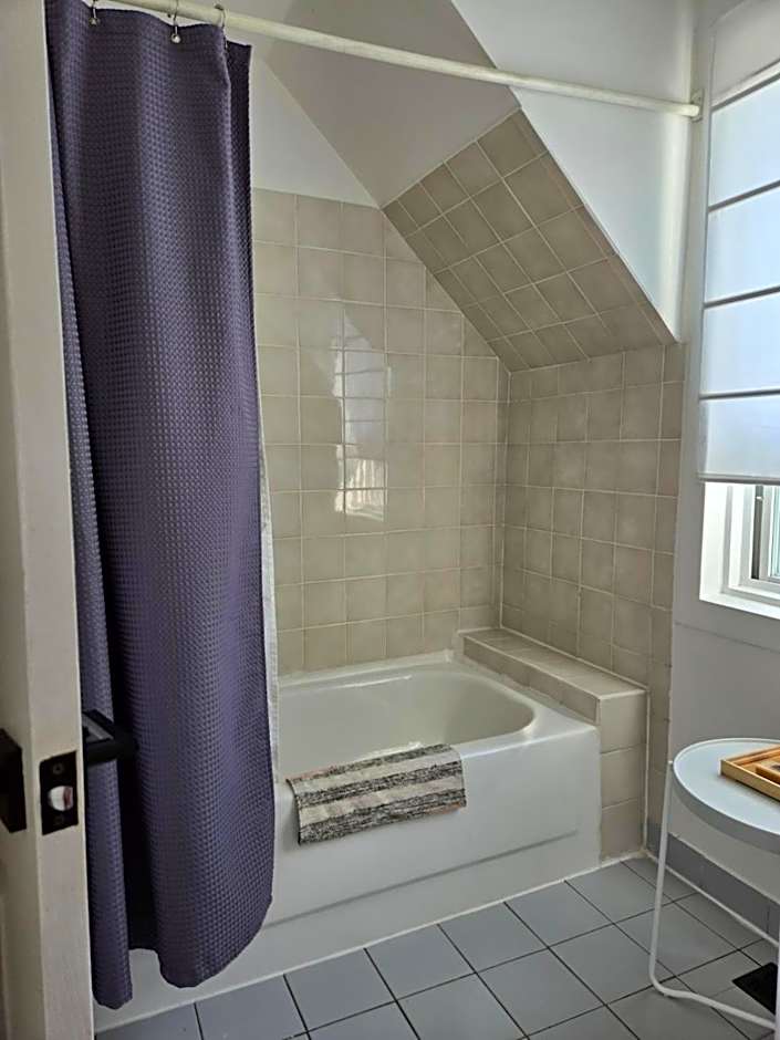 Cozy Farmhouse 10 Minutes From The Beach!