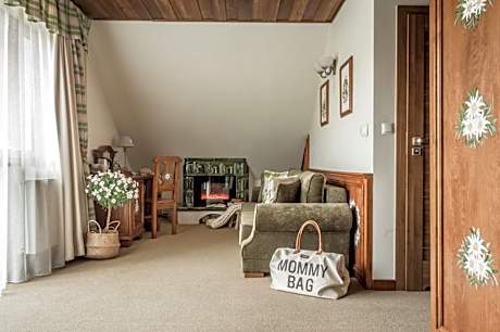 Deluxe Suite with Bath and Mountain View