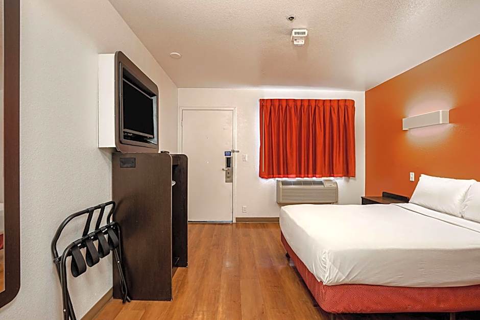 Photo 1 of 5 of Premium 1 Queen Bed