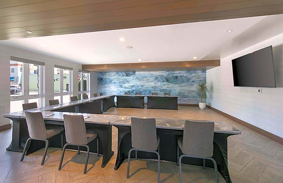 Inn at the Pier Pismo Beach, Curio Collection by Hilton