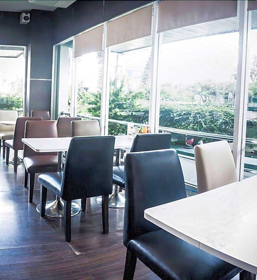 Maneerote Hotel Surin