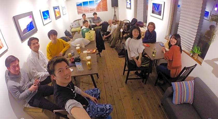 IZA Enoshima Guest House & Bar