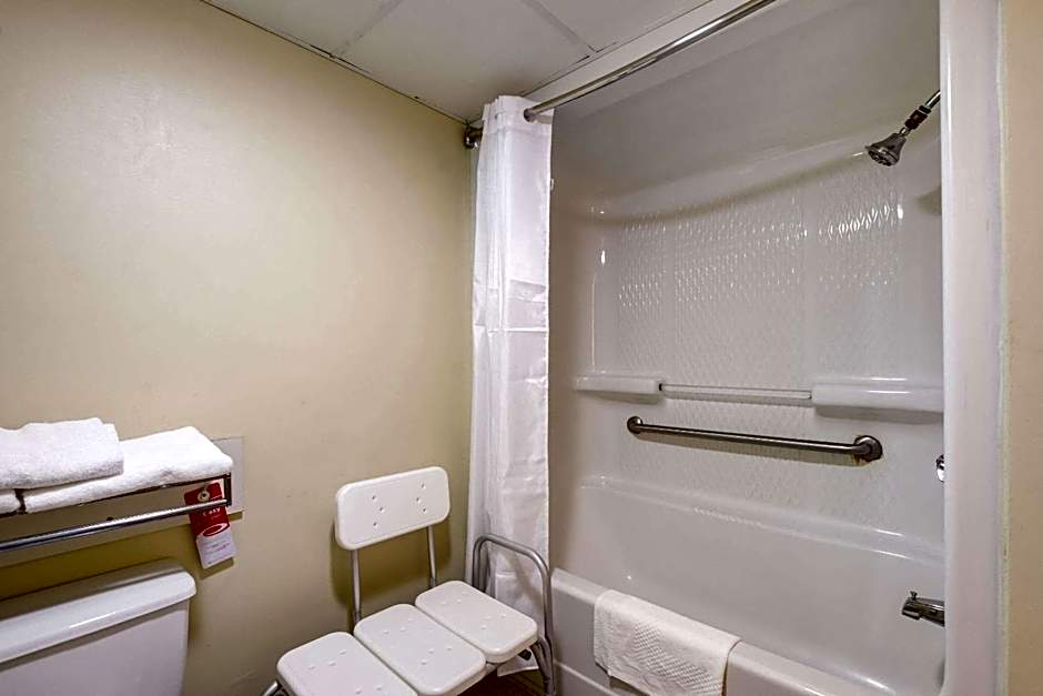 Econo Lodge Inn & Suites East
