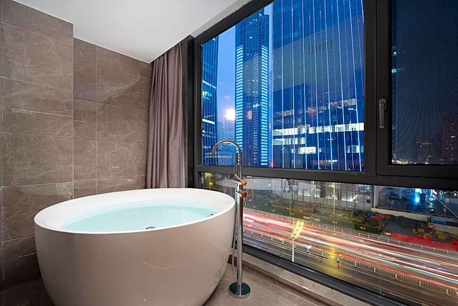 From K Huan Kai Hotel Tiyuxi Metro Station