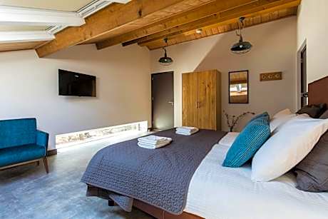 Deluxe Double Room with Private Bathroom