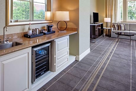 1 King 1 Bedroom Suite Hearing Accessible