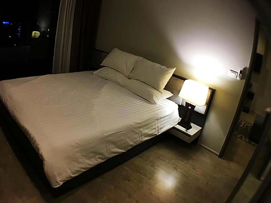 the base 网红公寓 市中心核心区顶层无边泳池俯瞰整个芭堤雅海湾