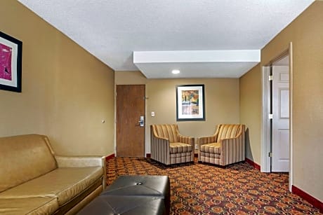 King Suite with Walk-In Shower - Disability Access/Non-Smoking