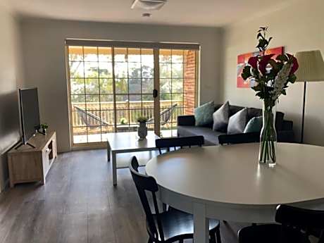Modern 2BR Apartment and Parking in Griffith - Hosted by Canstay
