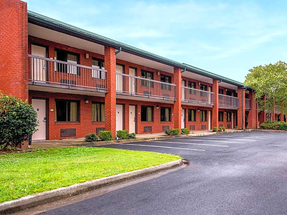 Studios and Suites 4 Less Emporia