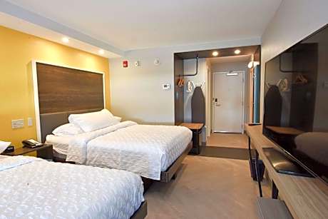 Queen Room with Two Queen Beds - Hearing Access