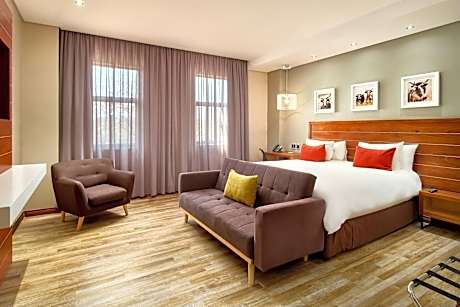 1 Bedroom Apartment, 1 King, Sofa bed, City view