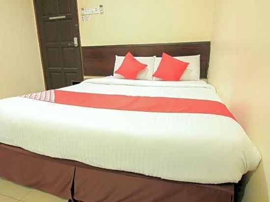 OYO 44078 The Island Hotel