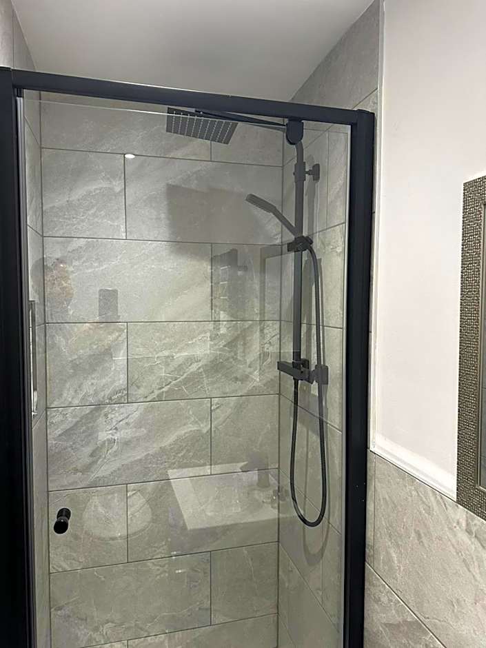 Adam Court Apartments - PE1 - Contractor Friendly - Choice of Studios or 1 Bed Apartments - Free Parking - Sofa Beds - Sky TV - Full Kitchen - Washer Dryer - WiFi