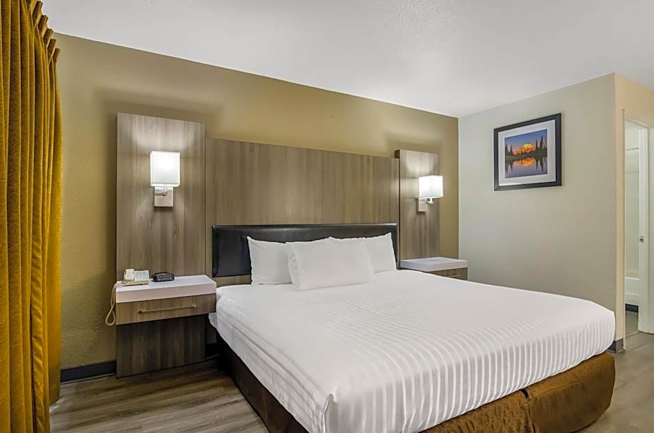 Foto 1 dari 2 — 1 King Bed, Accessible