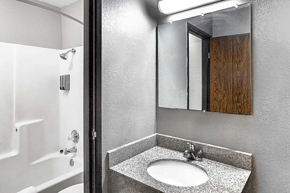 Super 8 by Wyndham Sherman