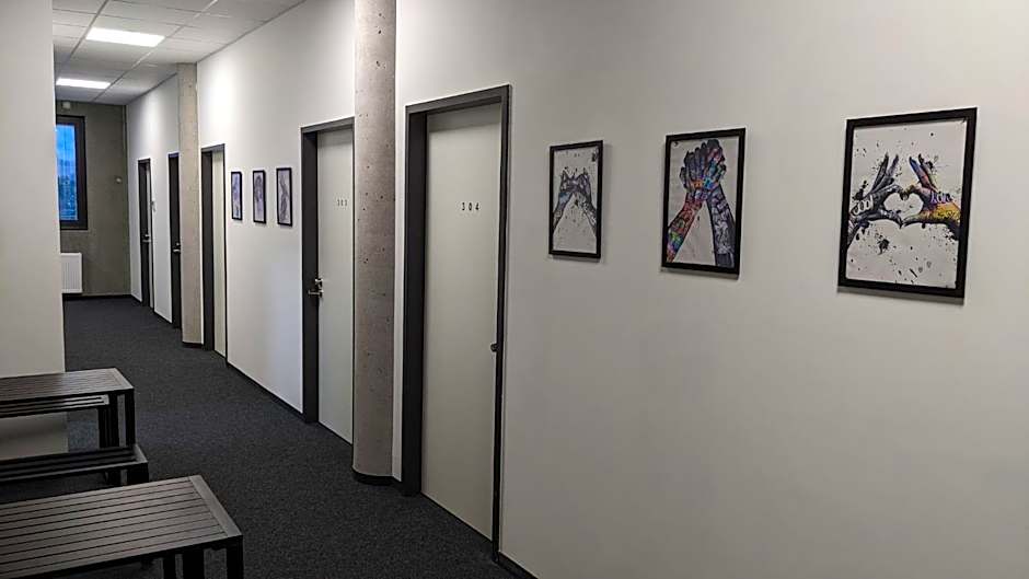 BUSINESS-MOTEL free WiFi & massage, air-con, XXL-Parking, Wallbox, Smart TV, Video-Security