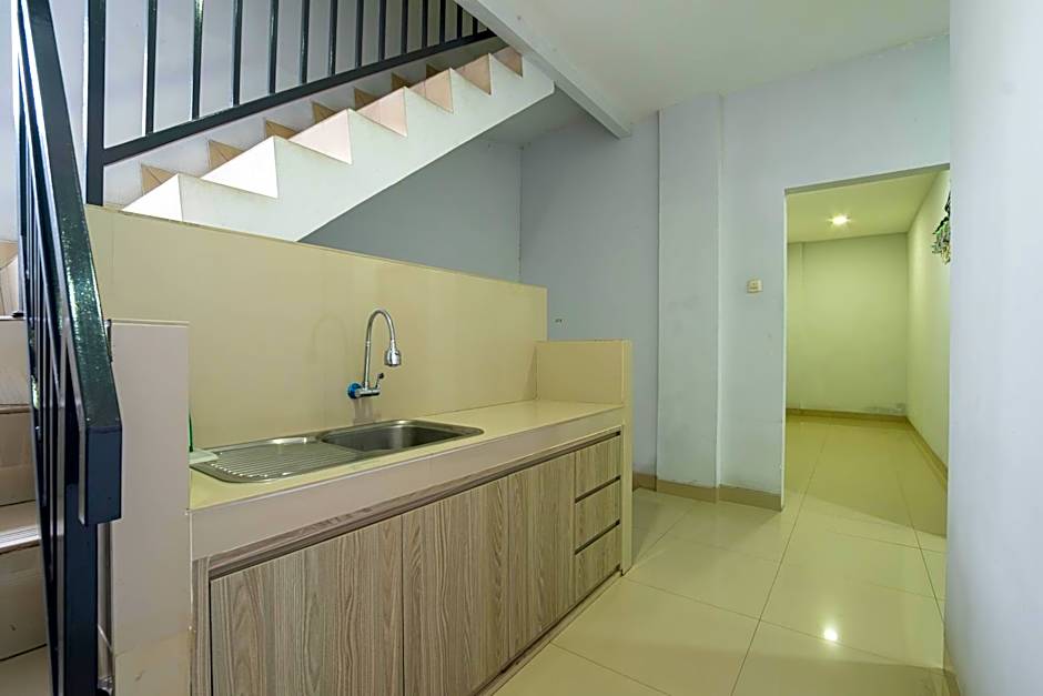 Kelowna Mangga Besar by AbdiHome