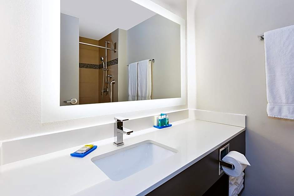 Holiday Inn Express Winnipeg Airport - Polo Park By IHG