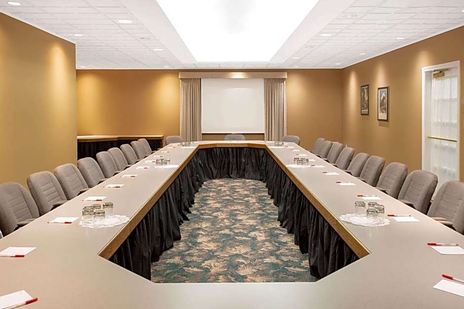 Ramada Hotel & Conference Center by Wyndham Lewiston
