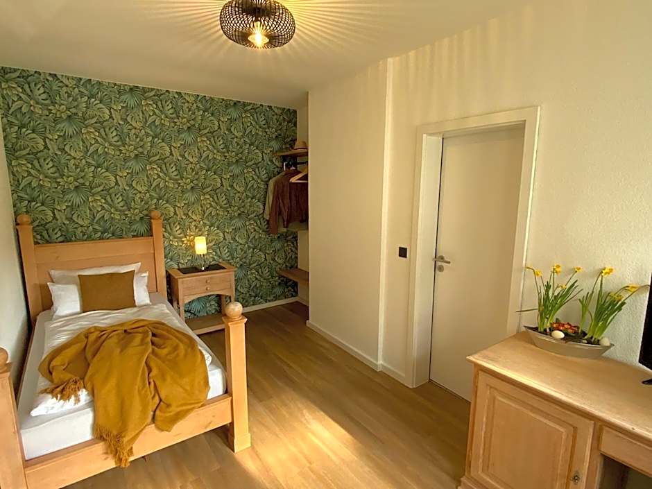 Photo 1 of 4 of Single Room