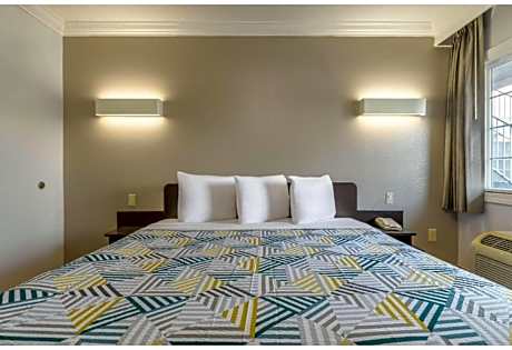 1 King Bed | Mobil Access Tub Nsmk Micfridg