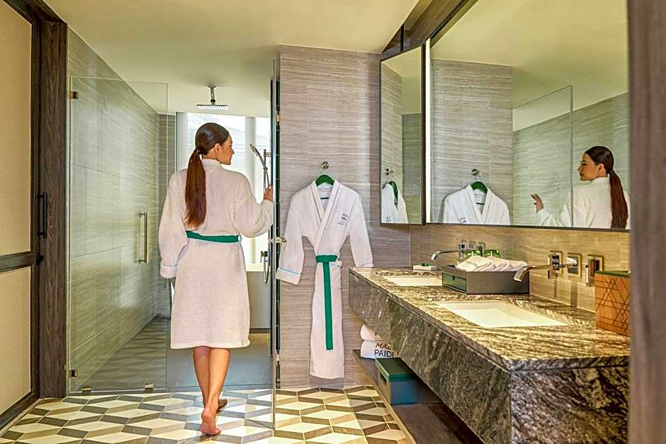 Madi Paidi Bangkok, Autograph Collection