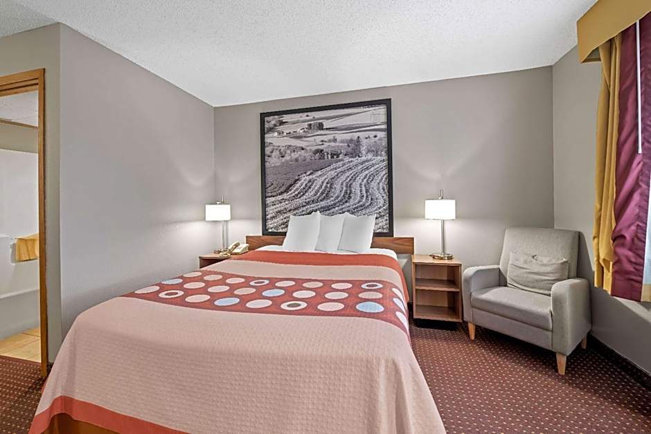 Super 8 by Wyndham Waverly