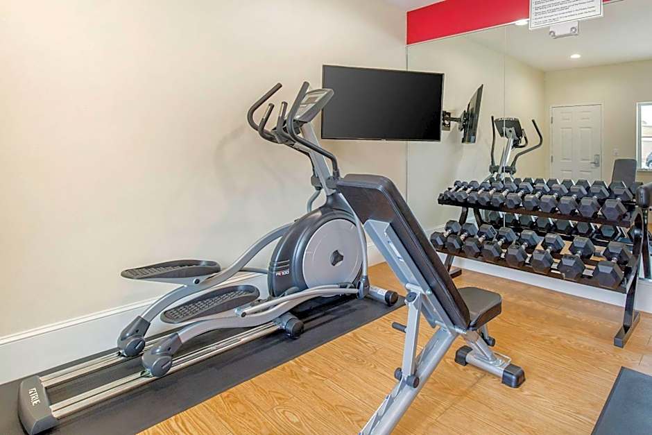 Econo Lodge Inn & Suites