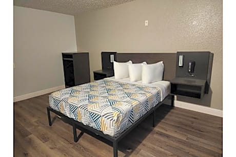 1 King Bed | Non-Smoking