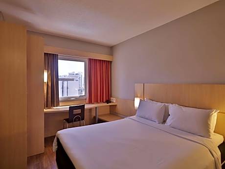 Standard Room with One Double Bed and One Single Bed