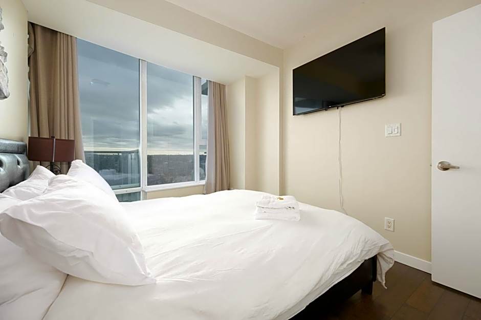 Sub-Penthouse Apartment with Jacuzzi Pool & Sauna