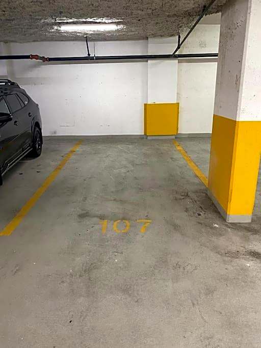 Luxary Condo Downtown Vancouver with free parking