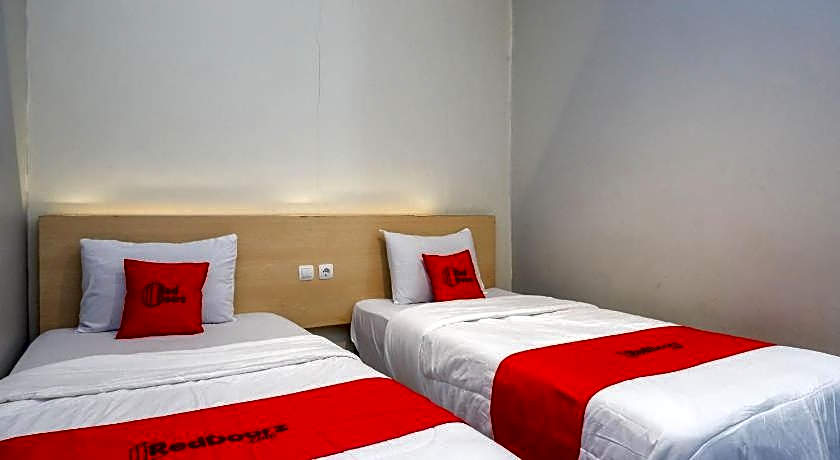 RedDoorz near Stasiun Batang