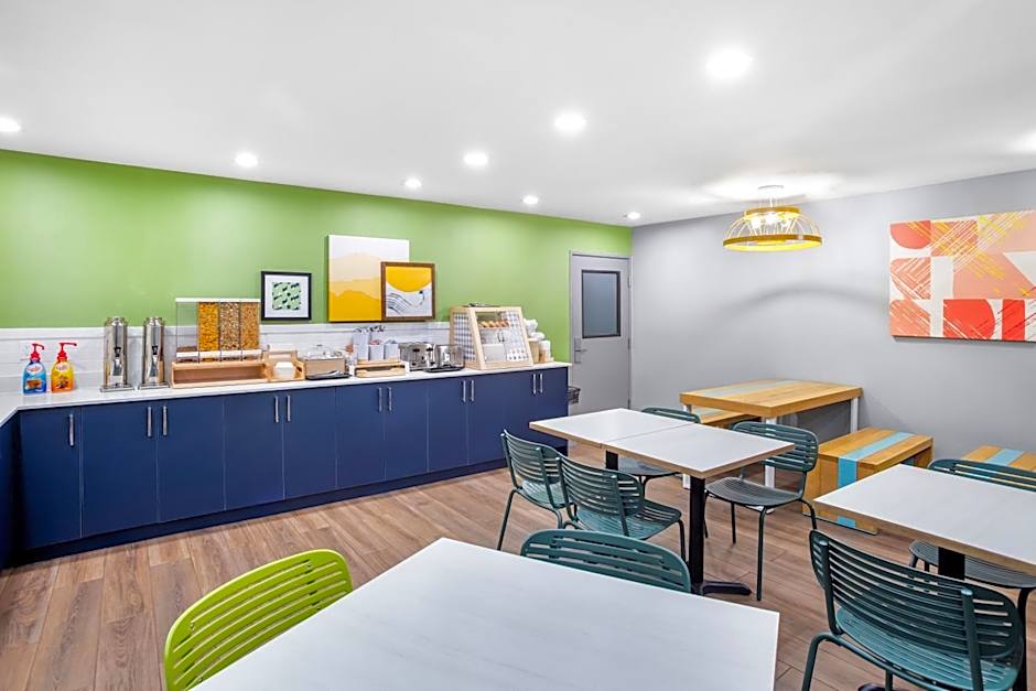 Spark by Hilton Kent Seattle