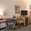 La Quinta Inn & Suites by Wyndham Arlington North Six Flags Drive
