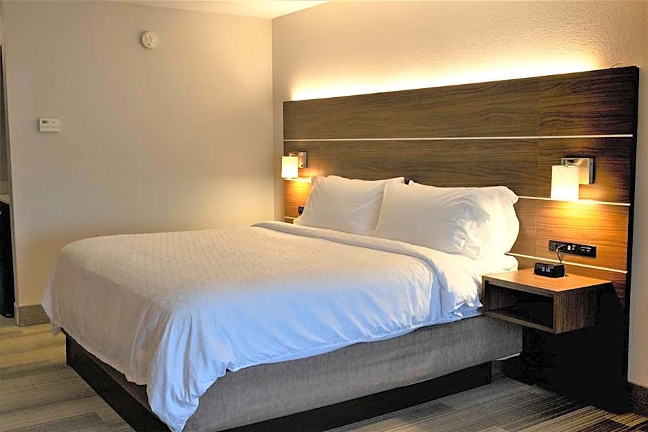 Holiday Inn Express & Suites Douglas By IHG