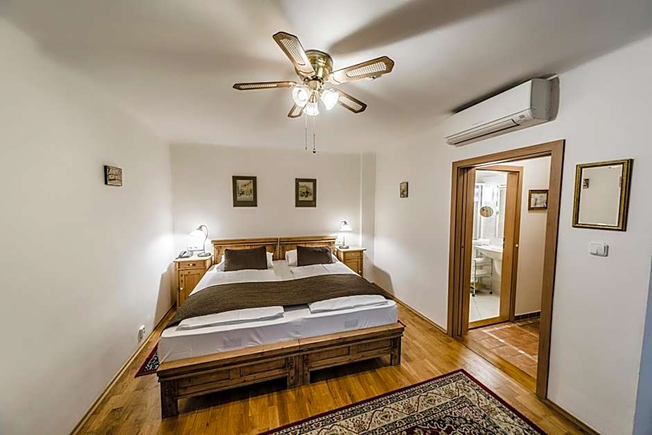 Archibald At The Charles Bridge