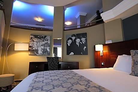 Junior Queen Suite with Lounge