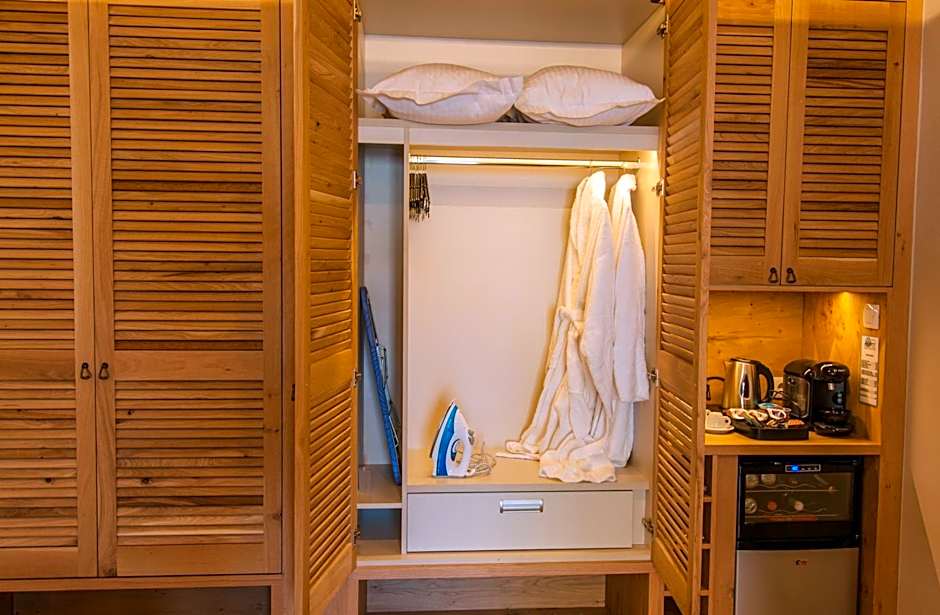 Elmi Beach Hotel & Suites