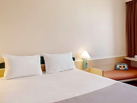 A twin room for 1 or 2 people equipped with the new bedding