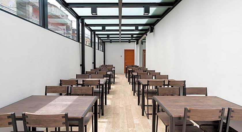 RedDoorz Premium near Centre Point Mall Medan