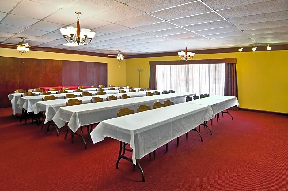 Americas Best Value Inn & Suites Hesston